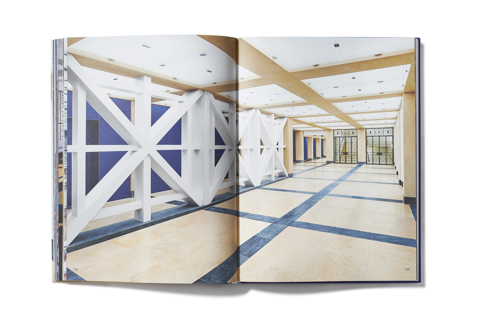 Earthquake wall integrated as a sculpture in all floors